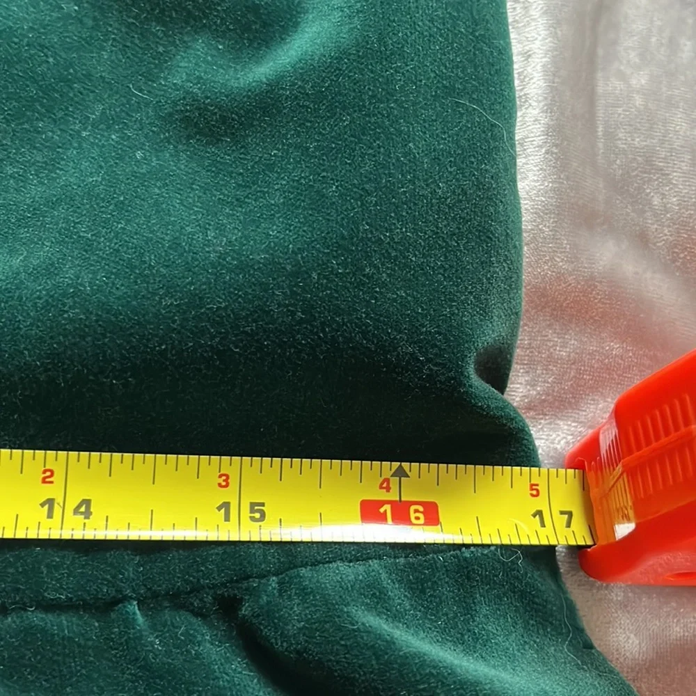 Beautiful 1960’s green velvet dress with ruffled front zipper in back. - Picture 3 of 9